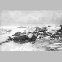 900-0027 Tragoedie auf dem Eis. Die Reste vieler Fluchtwagen und das Hab und Gut der ostpreussischen Fluechtlinge auf dem Eis .jpg